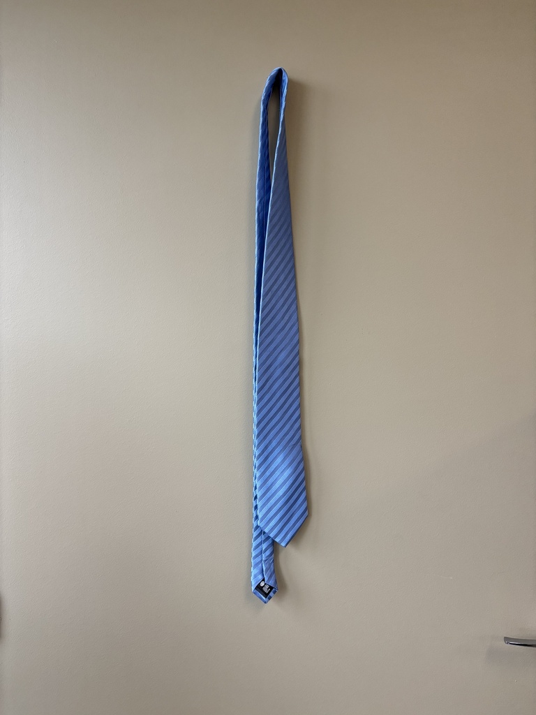 cravate rayée bleu clair
