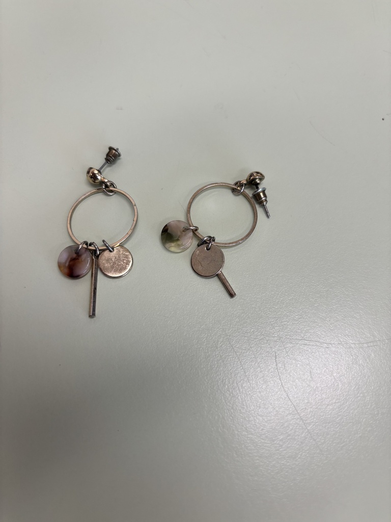 boucles d'oreilles pendantes avec formes