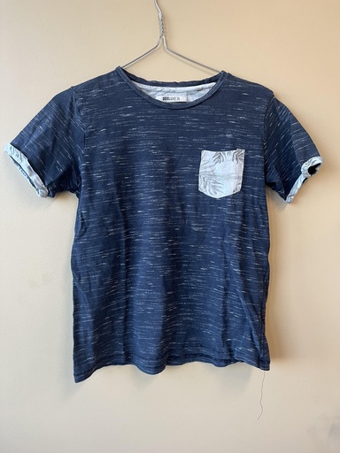 T-shirt gris foncé avec poche blanche palmier