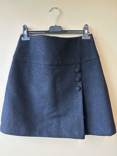 jupe noir avec bouton à l'avant 