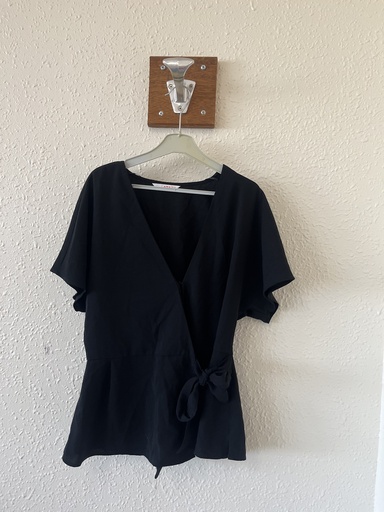 haut noir avec noeud