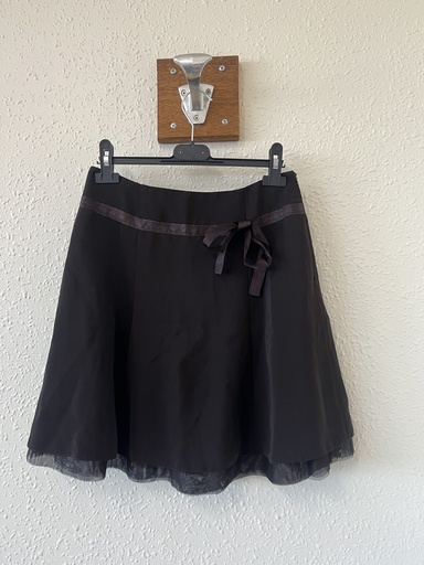 jupe marron foncé avec un noeud