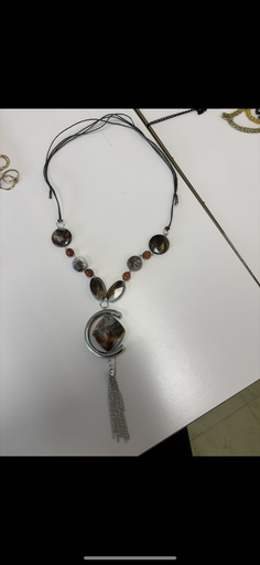 collier à pierre marron
