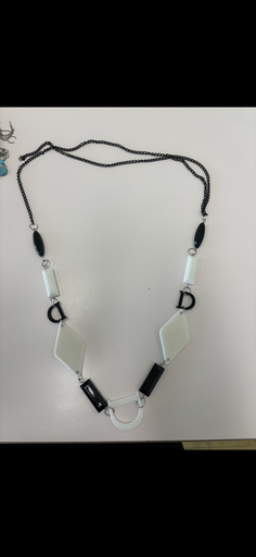 collier noir et blanc